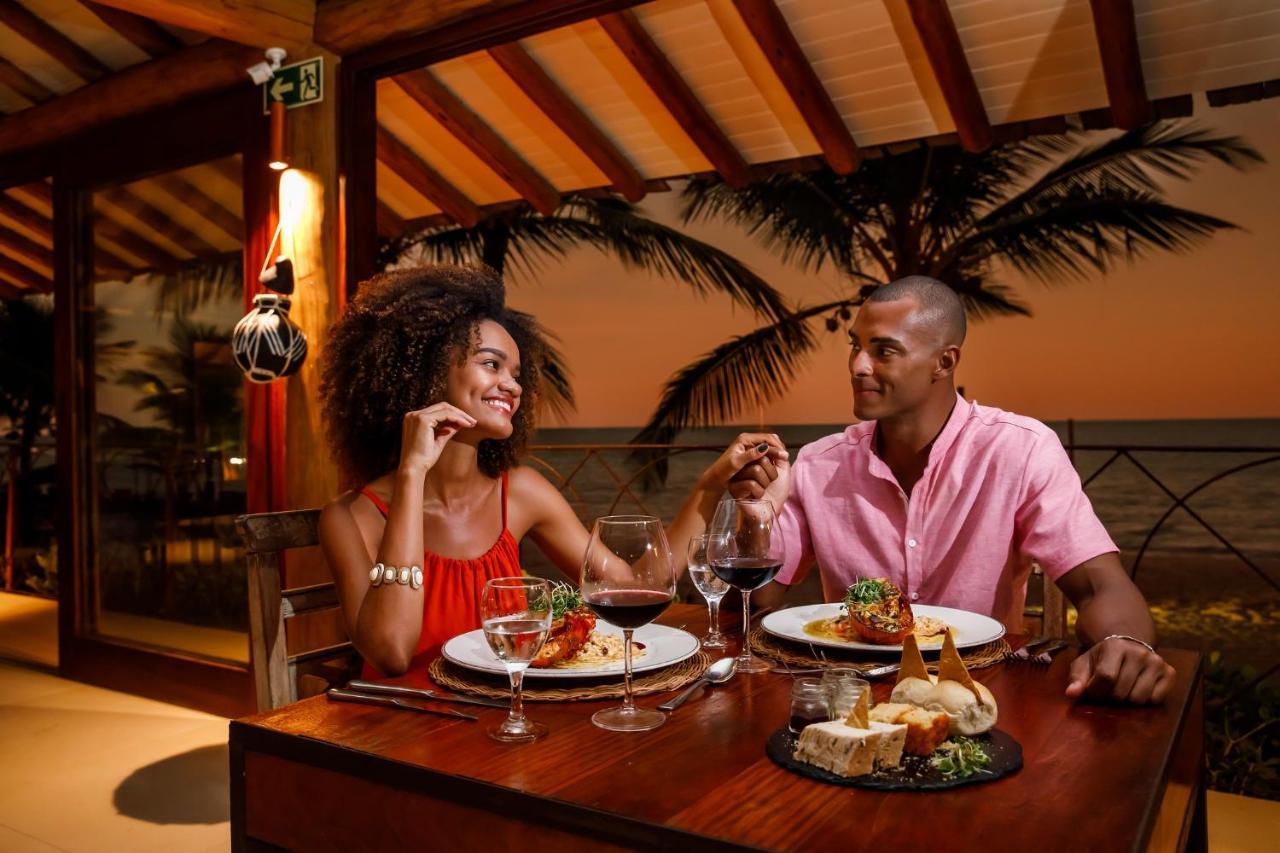 La Torre Resort All Inclusive Porto Seguro Bagian luar foto A couple dining at a restaurant